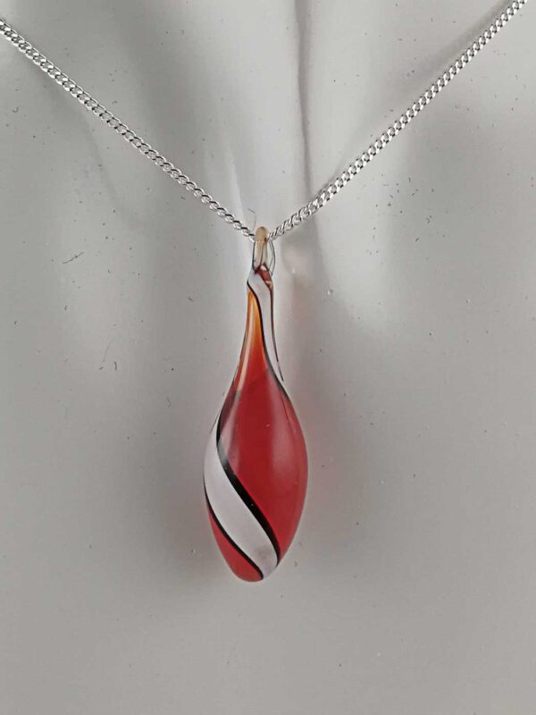 Kette mit Anhänger rot weiß schwarz