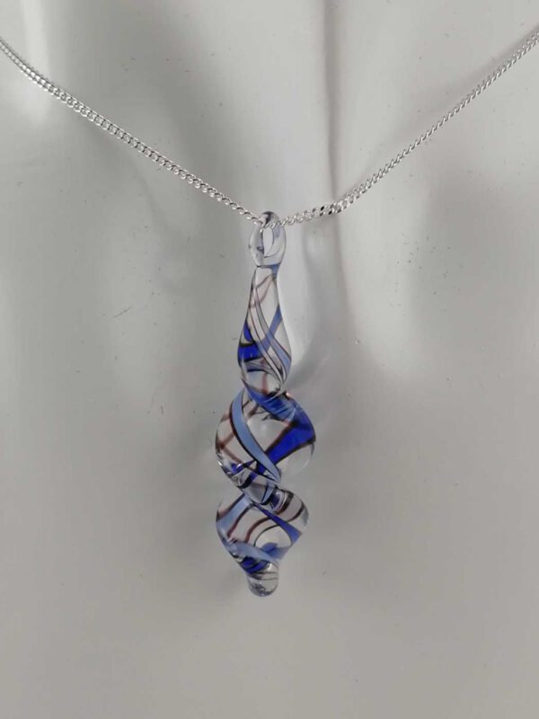 Kette mit Anhänger blau weiß