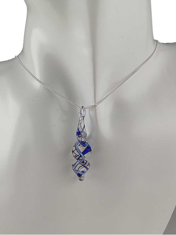 Kette mit Anhänger blau weiß