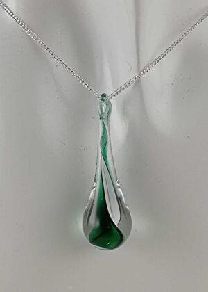 Kette mit Anhänger grün weiß