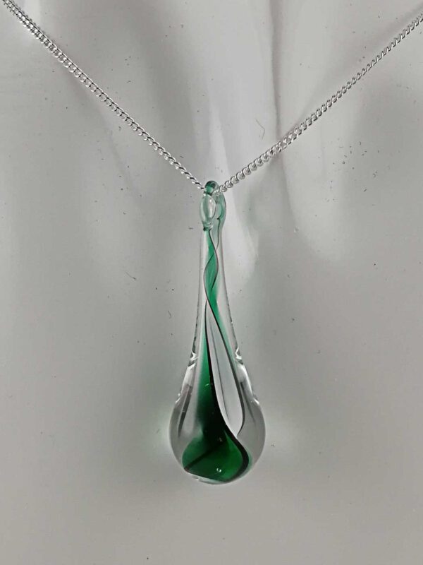 Kette mit Anhänger grün weiß