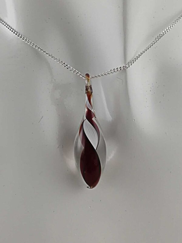 Kette mit Anhänger rot weiß