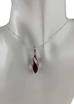 Kette mit Anhänger rot weiß