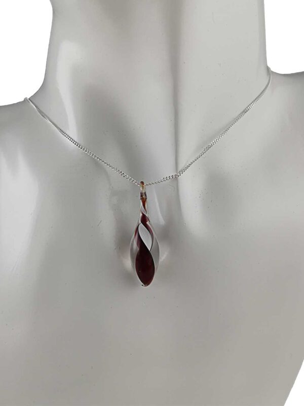 Kette mit Anhänger rot weiß