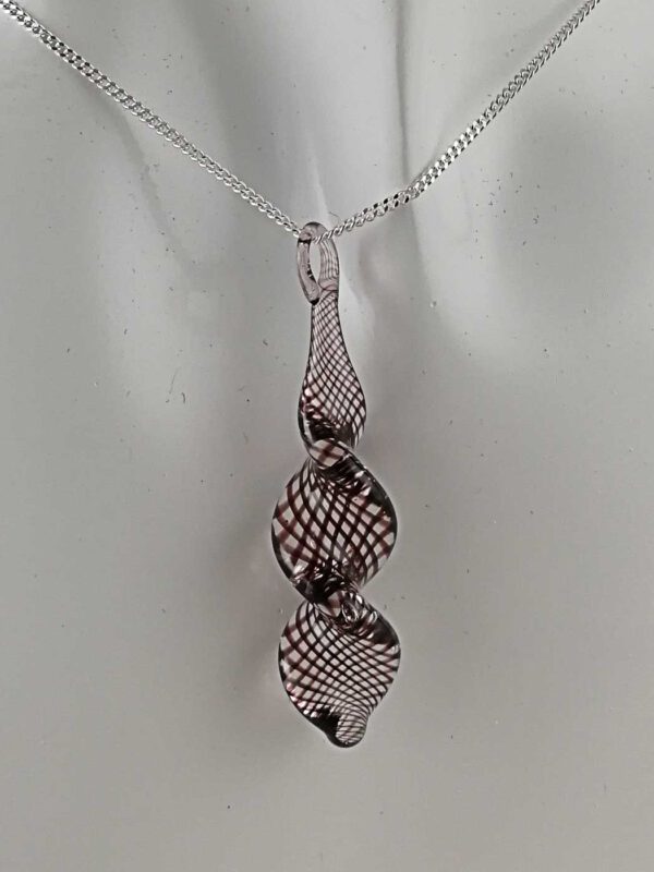 Kette mit Anhänger schwarz gestreift