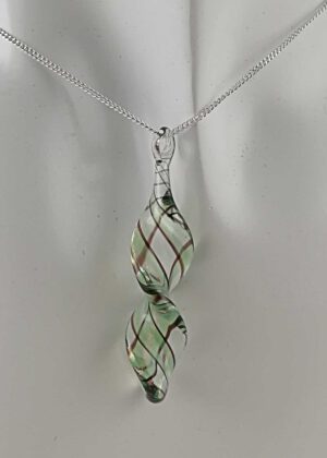 Kette mit Anhänger grün schwarz gold