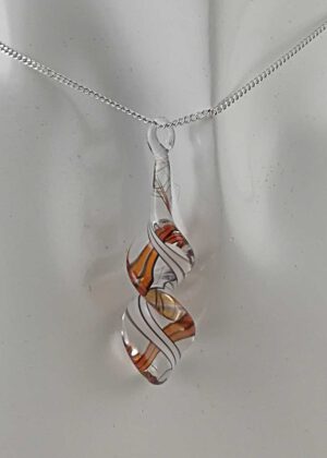 Kette mit Anhänger rot weiß gestreift