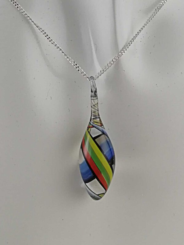 Kette mit Anhänger bunt gestreift