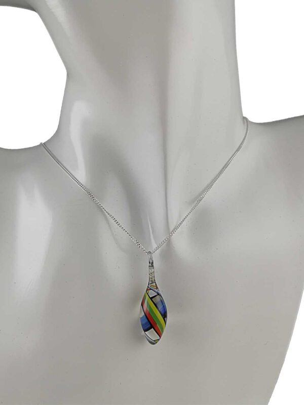 Kette mit Anhänger bunt gestreift