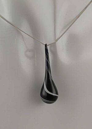 Kette mit Anhänger schwarz weiß