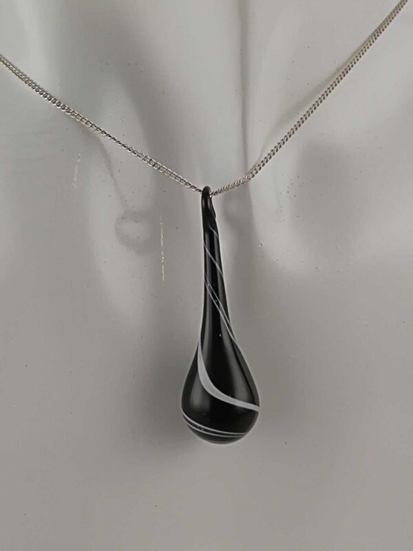 Kette mit Anhänger schwarz weiß