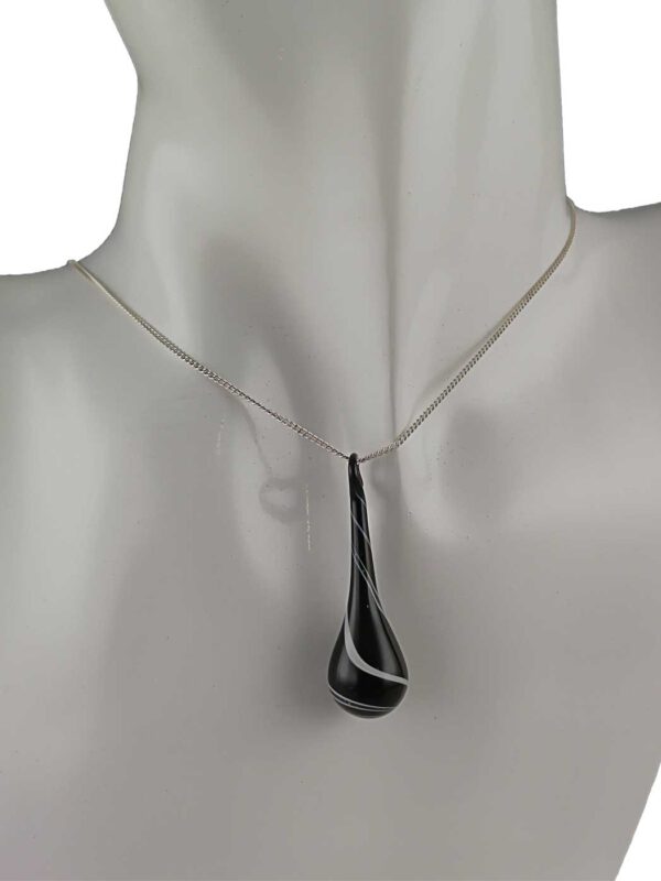 Kette mit Anhänger schwarz weiß