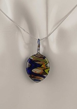 Kette mit Anhänger blau gelb mit Farbkern