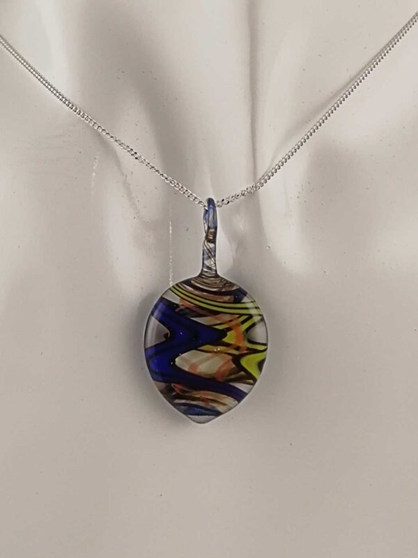 Kette mit Anhänger blau gelb mit Farbkern