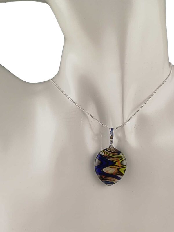 Kette mit Anhänger blau gelb mit Farbkern