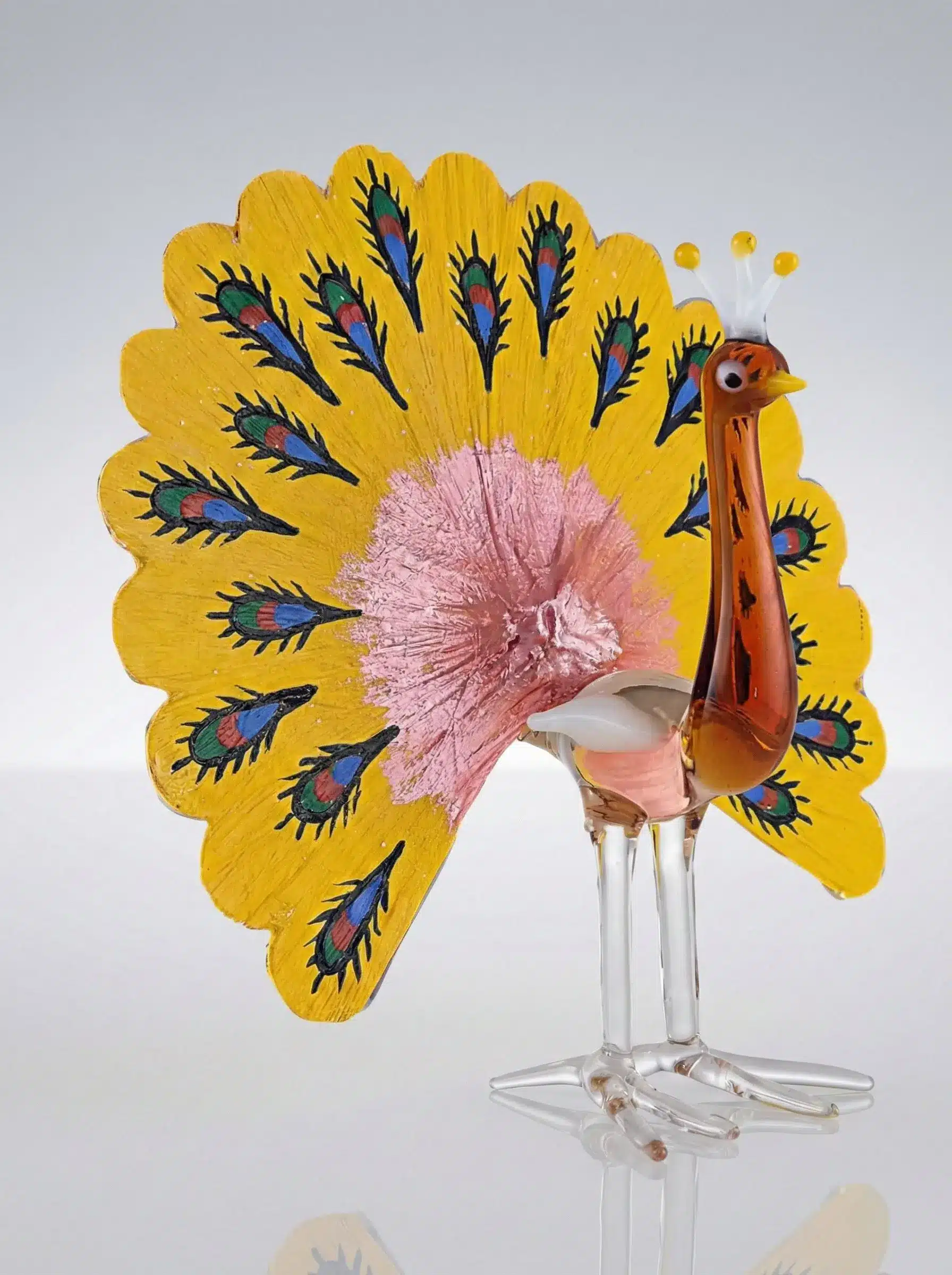 Pfau mit Glasfaserrad gelb