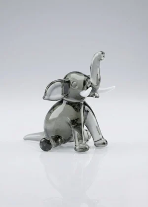 Elefant sitzend grau