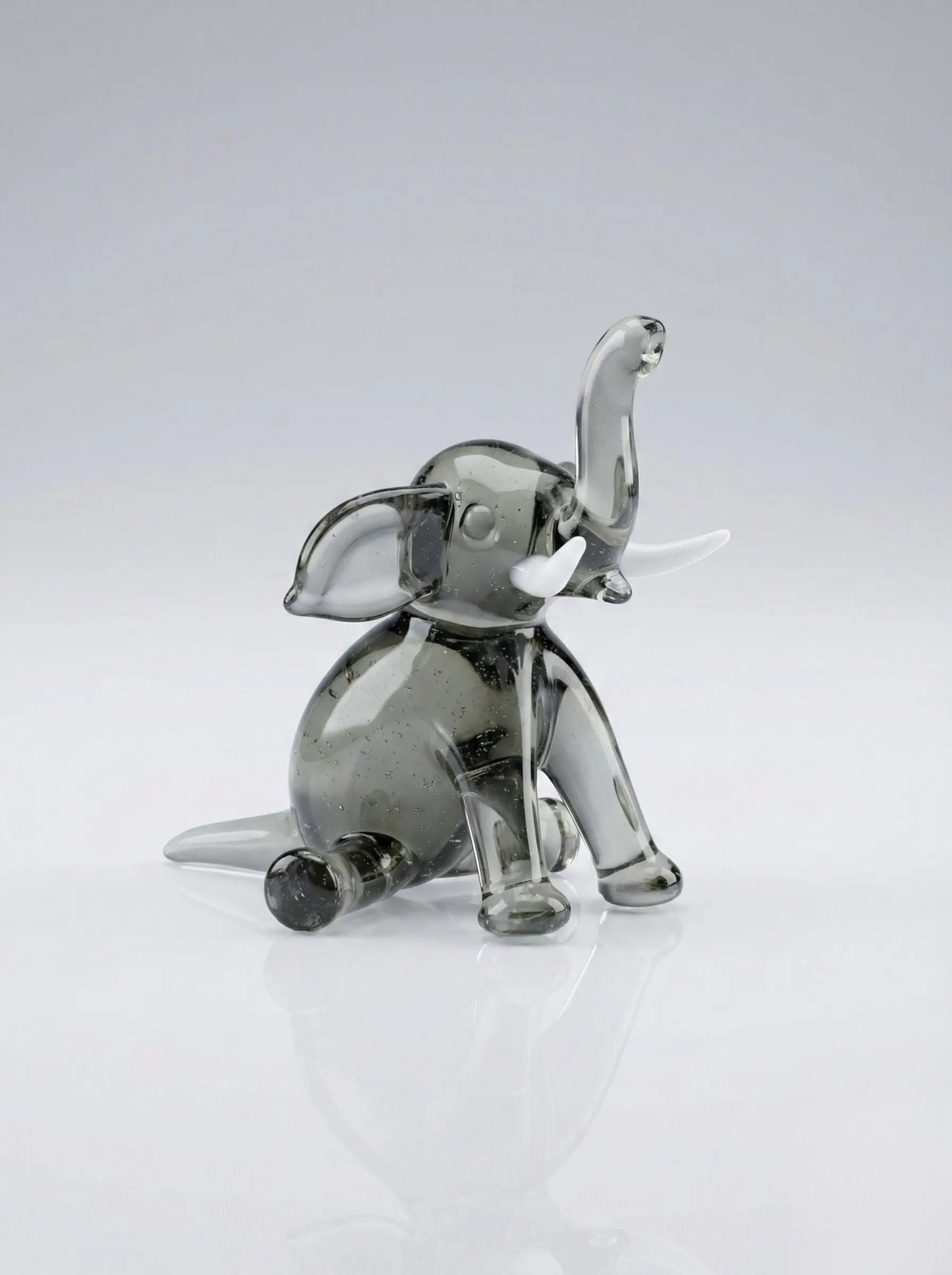 Elefant sitzend grau