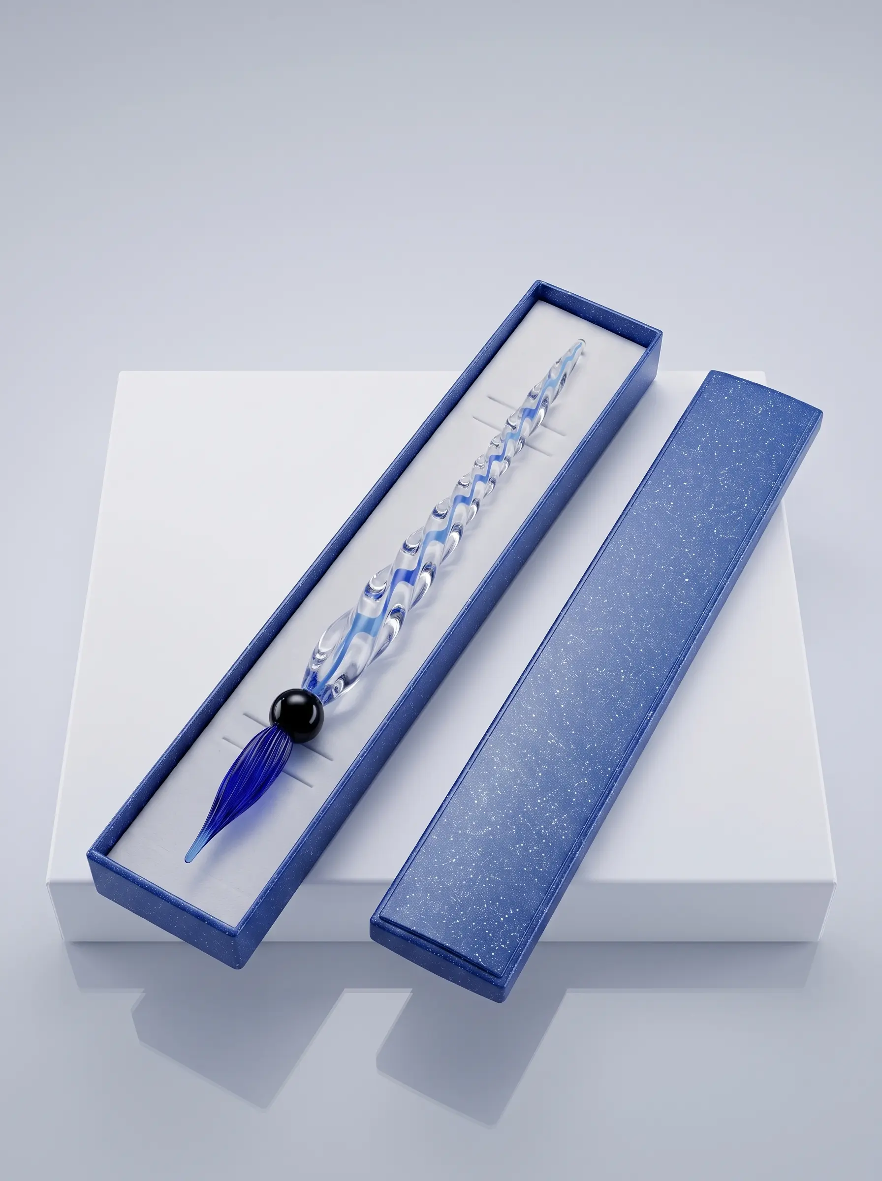 11-371-glasschreiber-aus-dreikantglas-mit-blauem-faden-1 Handgefertigter Glasschreiber aus Lauschaer Glas mit blauem Faden und kobaltblauer Spitze in Geschenkbox
