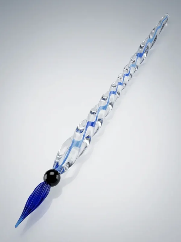Handgefertigter Glasschreiber aus Lauschaer Glas mit blauem Faden und kobaltblauer Spitze
